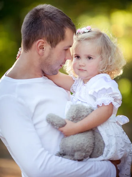 Lykkelig far med en liten jente – stockfoto