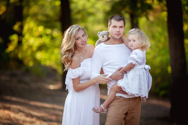 Üç yeşil bahçe içinde güzel aile — Stok fotoğraf