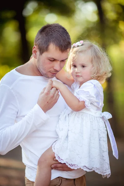 Gelukkig vader met babymeisje — Stockfoto