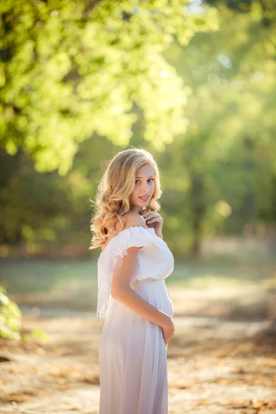 Beautiful pregnant woman in park — Stock Photo, Image