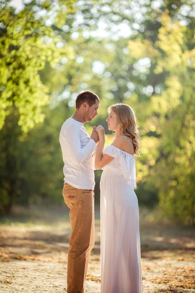 Femme enceinte avec son mari dans le jardin — Photo