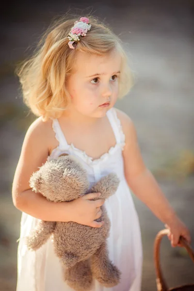 Portret van het meisje van de baby met speelgoed Beer — Stockfoto