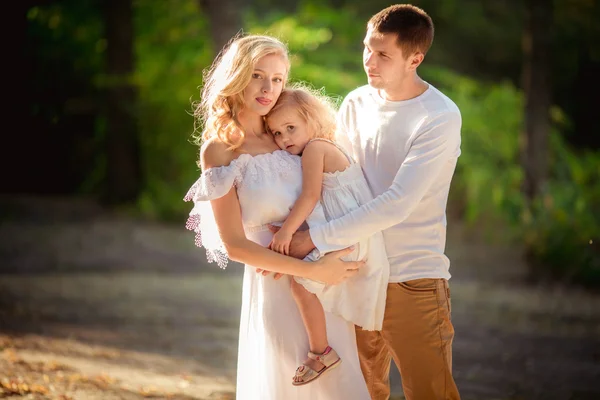 Prachtige familie van drie in groene tuin — Stockfoto