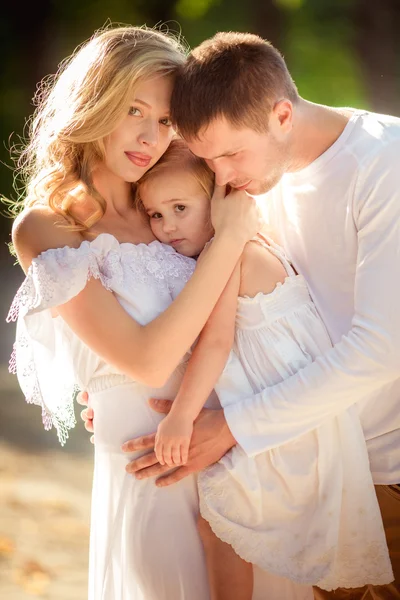 Prachtige familie van drie in groene tuin — Stockfoto