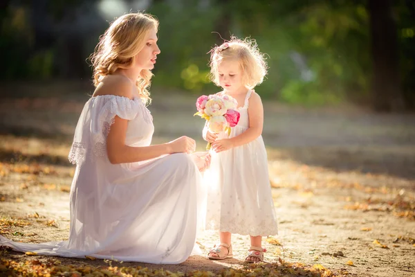 Pregnant woman with daughter — Stock Photo, Image