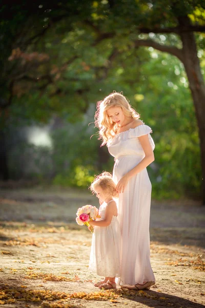 Schwangere mit Tochter — Stockfoto