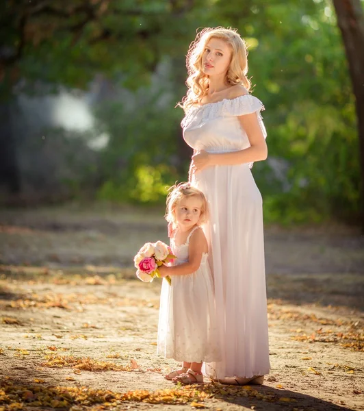 Mulher grávida com filha — Fotografia de Stock