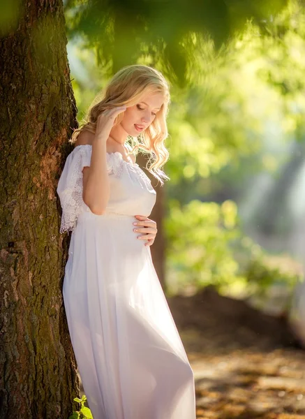 Όμορφη έγκυο γυναίκα στο πάρκο — Φωτογραφία Αρχείου