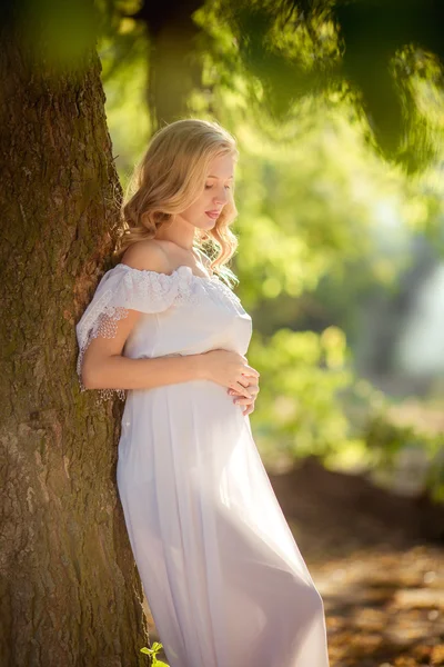 Beautiful pregnant woman in park — Stock Photo, Image