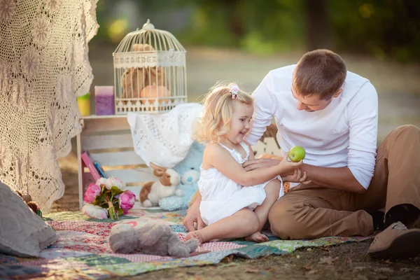 여자 아기와 젊은 행복 한 아버지 — 스톡 사진