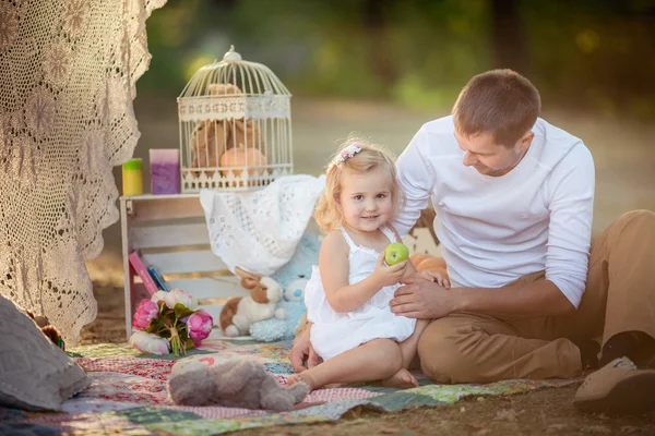 Unga glada far med baby girl — Stockfoto