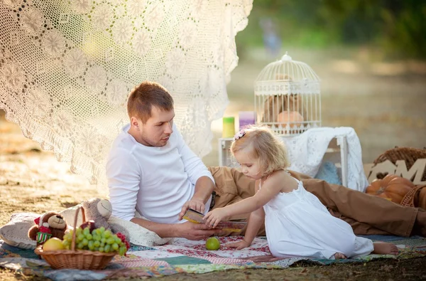 Ung, lykkelig far med en liten jente – stockfoto