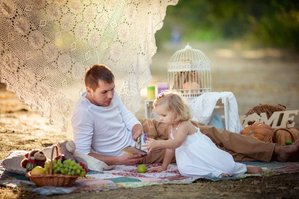 Ung, lykkelig far med en liten jente – stockfoto