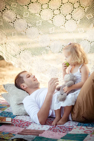 Giovane padre felice con la bambina — Foto Stock