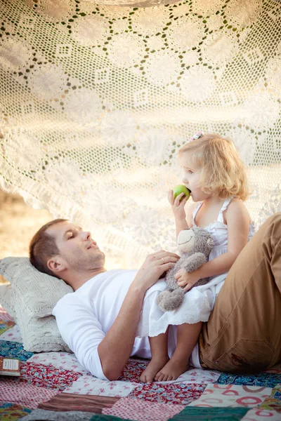 Giovane padre felice con la bambina — Foto Stock