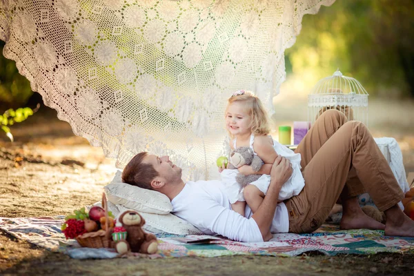 Ung, lykkelig far med en liten jente – stockfoto