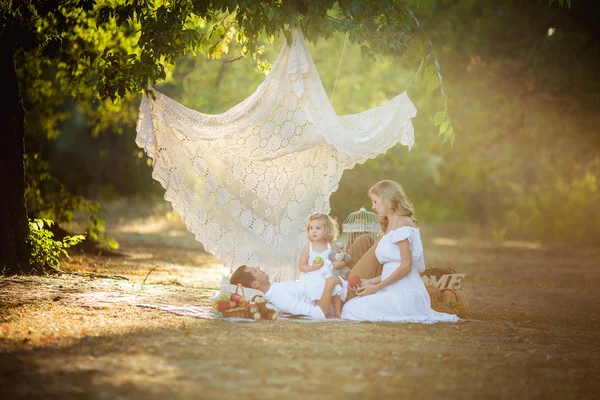 Kadın kocası ve genç kızı ile — Stok fotoğraf