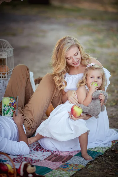 Femme avec mari et jeune fille — Photo