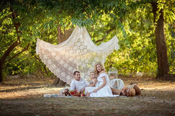 Frau mit Mann und kleiner Tochter — Stockfoto