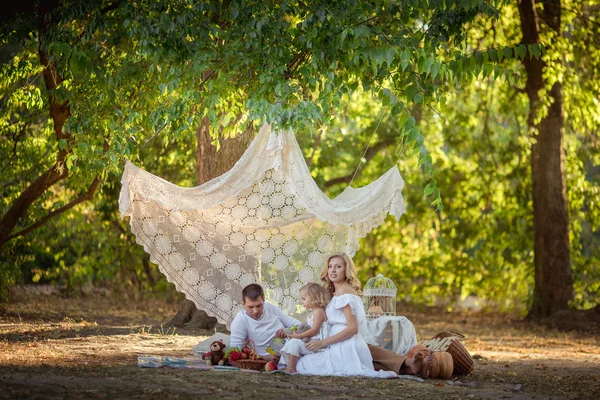 Frau mit Mann und kleiner Tochter — Stockfoto