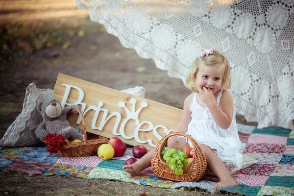 Schönes kleines Mädchen mit der Aufschrift Prinzessin — Stockfoto