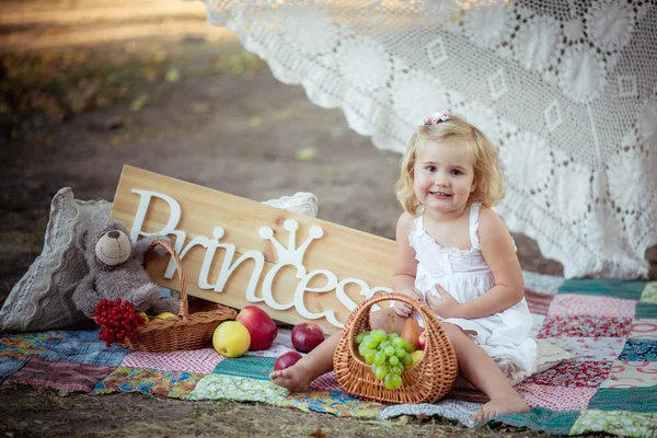 Bella bambina con iscrizione principessa — Foto Stock