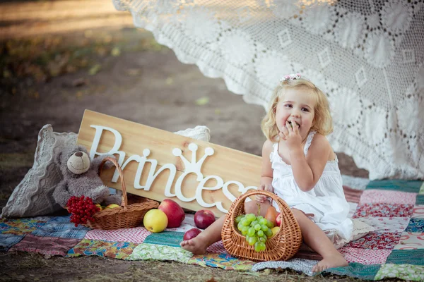 Schönes kleines Mädchen mit der Aufschrift Prinzessin — Stockfoto
