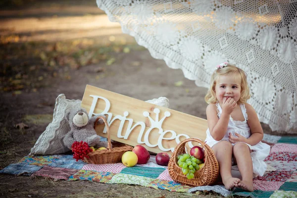 Schönes kleines Mädchen mit der Aufschrift Prinzessin — Stockfoto