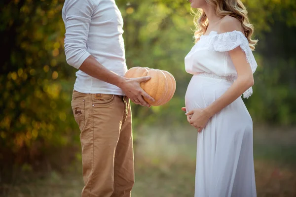 Donna incinta con il marito in giardino — Foto Stock