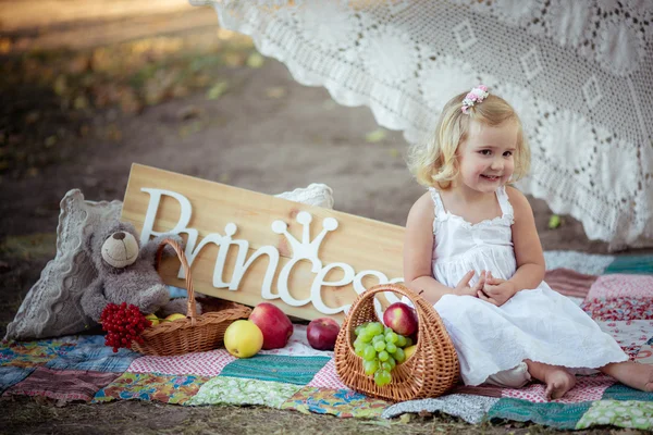 Schönes kleines Mädchen mit der Aufschrift Prinzessin — Stockfoto