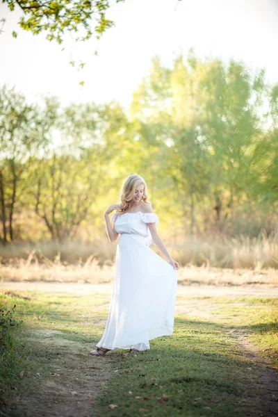 Mooie zwangere vrouw in park — Stockfoto