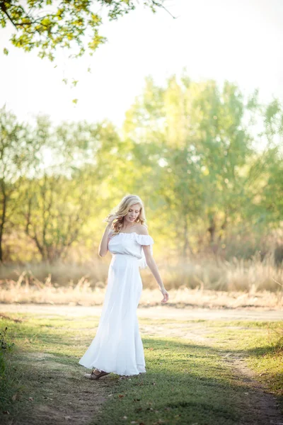 Mooie zwangere vrouw in park — Stockfoto