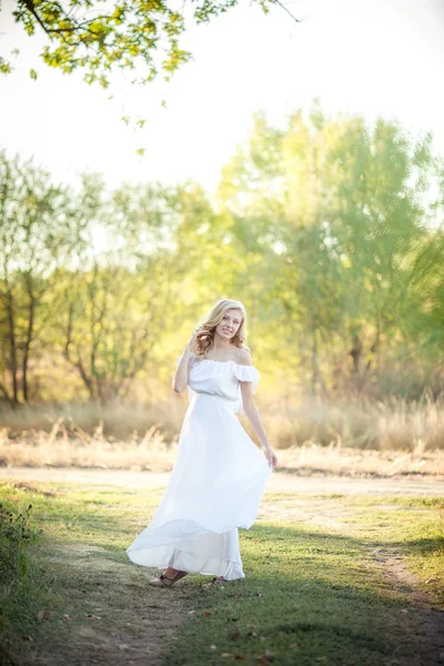 Mooie zwangere vrouw in park — Stockfoto