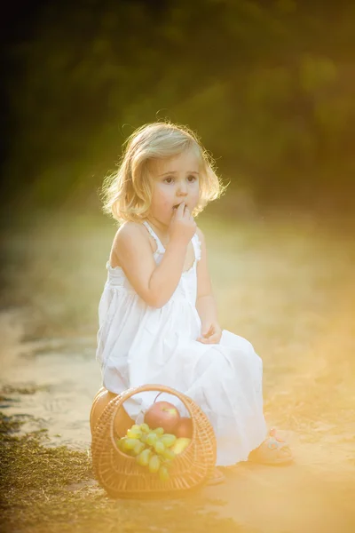 女の赤ちゃんの夏の肖像画 — ストック写真