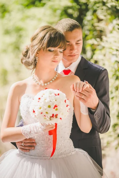 Nevěsta a ženich v jejich svatební den — Stock fotografie