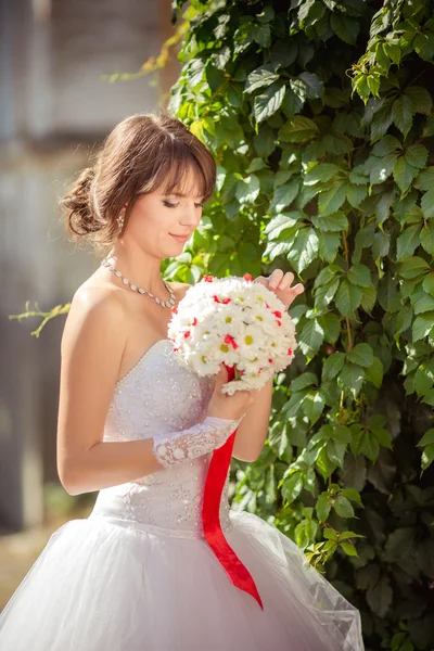 Schöne Braut mit Blumenstrauß — Stockfoto