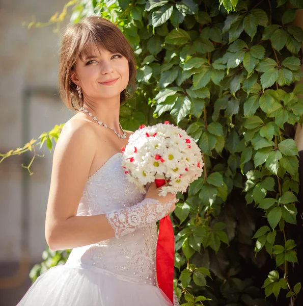 美丽的新娘与束花 — 图库照片
