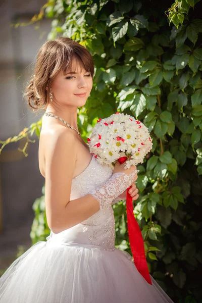 美丽的新娘与束花 — 图库照片
