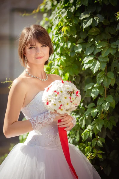 Beautiful bride with bouquet of flower — Stock Photo, Image