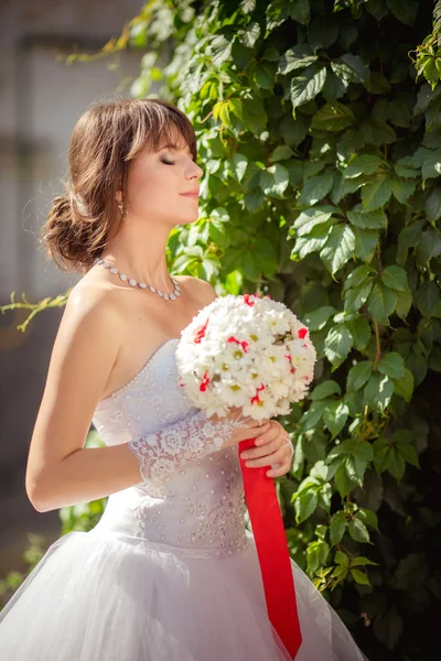 Beautiful bride with bouquet of flower — Stock Photo, Image