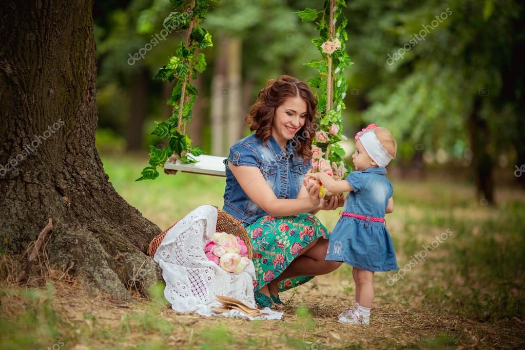 Mere Avec Bebe Fille Dans Le Jardin De Printemps Image Libre De Droit Par Forewer C