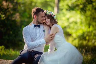 Mutlu gelin ve damat yeşil park