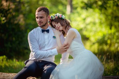 Mutlu gelin ve damat yeşil park