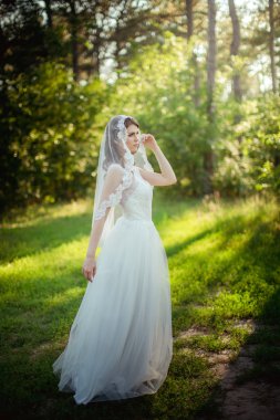 Gelin Bahçe Beyaz elbiseli