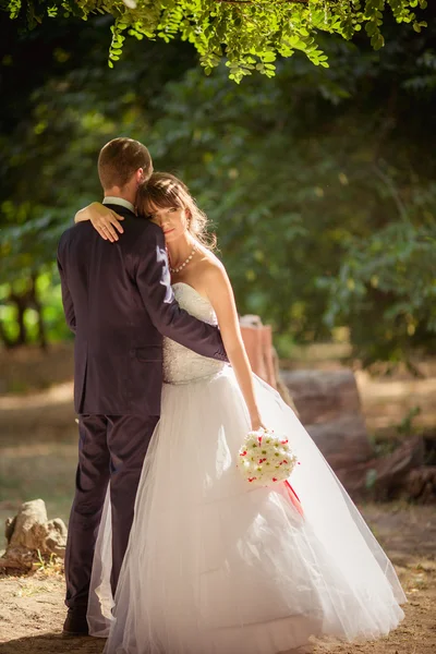 Braut und Bräutigam am Hochzeitstag — Stockfoto