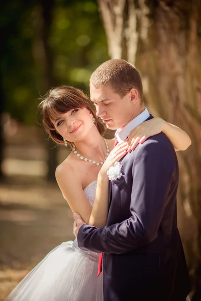 Bride and groom on their wedding day — Stock Photo, Image