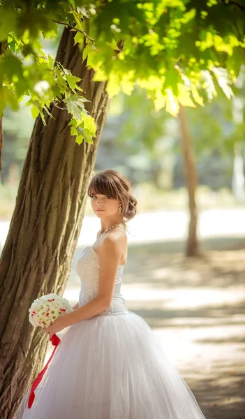 Beautiful bride with bouquet of flower — Stock Photo, Image