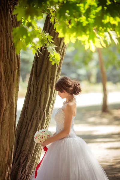 꽃의 부케와 함께 아름 다운 신부 — 스톡 사진