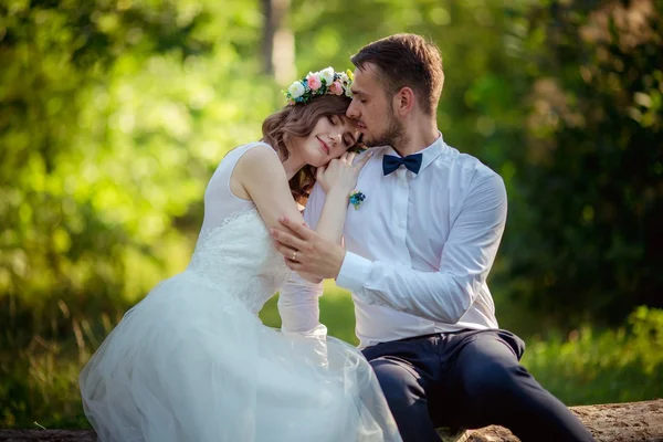 Счастливая невеста и жених в зеленом парке — стоковое фото