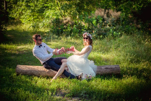 Bride and groom having fun in park — Stock Photo, Image